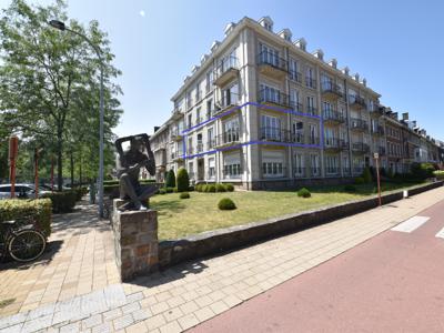 GERENOVEEERD HOEKAPPARTEMENT MET 3 SLAAPKAMERS EN GARAGE