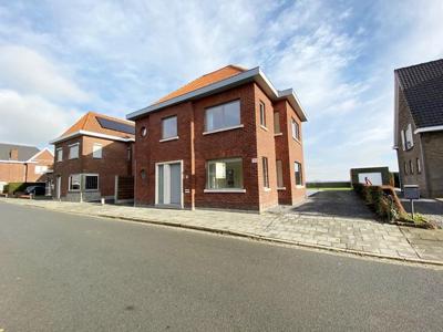 GERENOVEERDE GEZINSWONING MET 3 SLAAPKAMERS EN TUIN