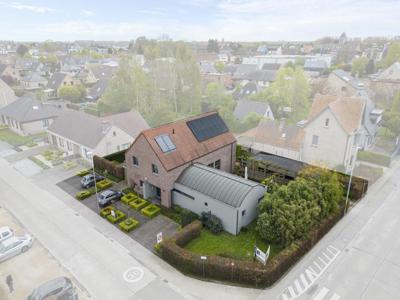 Moderne villa met ruime praktijk/kantoorruimte in hartje Loc