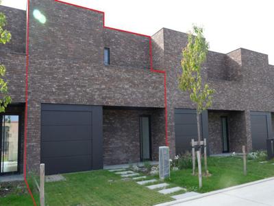 Nieuwbouwwoning met terras en tuin