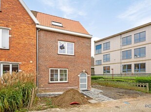 Gerenoveerde halfopen bebouwing op een uitstekende locatie.