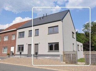 Moderne halfvrijstaande woning met 3 slpk en garage.