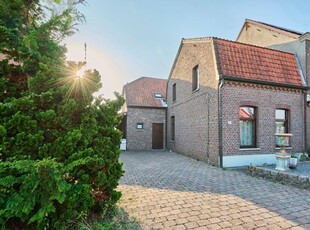 OP TE FRISSEN HALFOPEN WONING OP DE RAND VAN HET CENTRUM.