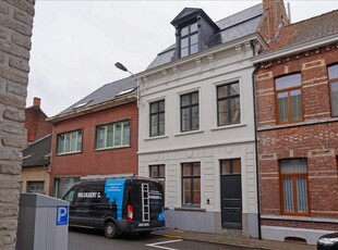 TE HUUR: Exclusieve villa met zwembad in centrum Tielt.