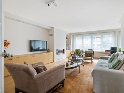 Luxueus, gerenoveerd gelijkvloers appartement met 3 slpks en tuin (165m²)