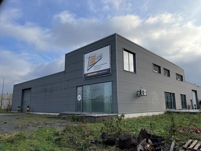 Bedrijfsgebouw met woning (838m2) te huur in Lommel!