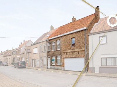 Deels gerenoveerde woning met dubbele garage te Lo