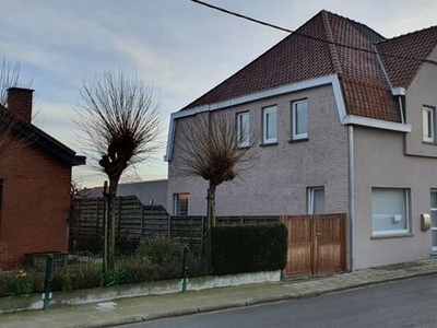 Gerenoveerde woning te huur met drie slaapkamers