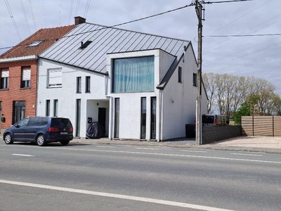 Halfopen woning met tuintje