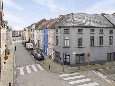 Handelspand (79 m²) met woonst (140 m²) te koop in Gent