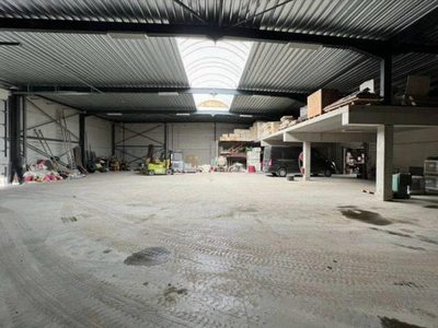 Magazijn +/- 500 m² met +/- 242 m² buitenkoer ideaal gele...