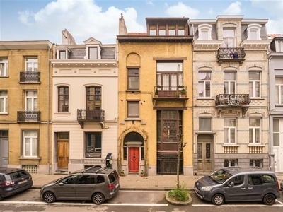 Prachtig herenhuis met terras en stadstuin vlakbij de EU ins