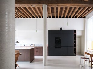 Architecturaal gelijkvloers appartement met bijzondere ru...