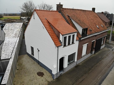 Fancy halfopen bebouwing met zij-uitweg en garage.