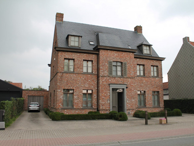 Opbrengsteigendom bestaande uit 2 duplex appartementen, handelsruimte en 4 garages