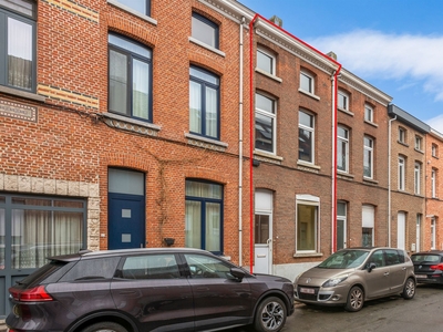 Te renoveren woning met 3-4 slaapkamers en koer