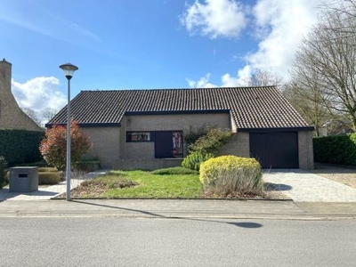 Centraal gelegen met grote tuin en garage