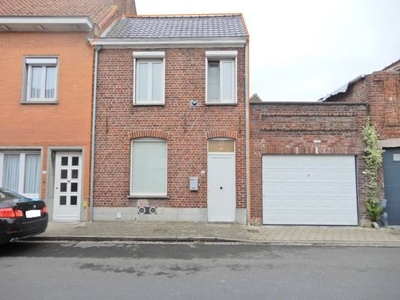 Rijwoning met stadstuintje te Izegem.