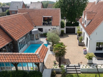 Degelijke en stijlvolle villa met zwembad -poolhouse en con