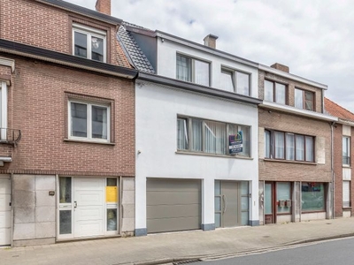 Volledig gerenoveerde woning met garage en terras/koer in h