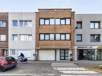 Grote woning met magazijn van 265m²