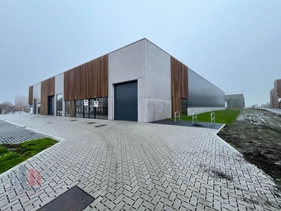 292 m² duurzame KMO-unit/showroom met grote glaspartijen