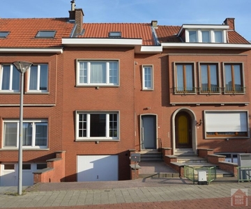 Bel-Etage met 3 slaapkamers, 2 badkamers, garage en grote...