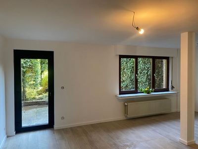 Gerenoveerd appartement met tuin in centrum Wilrijk