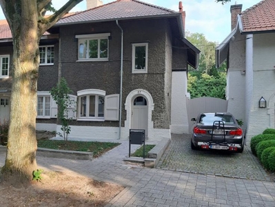 Gerenoveerde woning met 3 slk., mooie tuin en bijgebouw