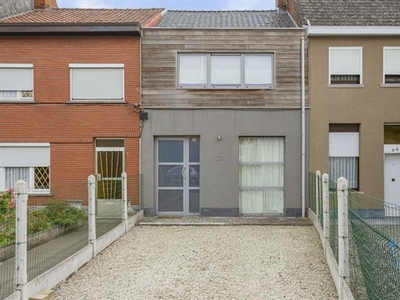 Gerenoveerde woning met terras, tuin en parking!