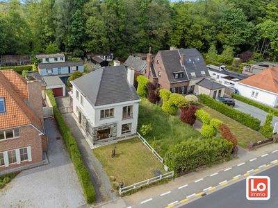 Halfopen woning met afzonderlijke garage en bijgebouw op ...