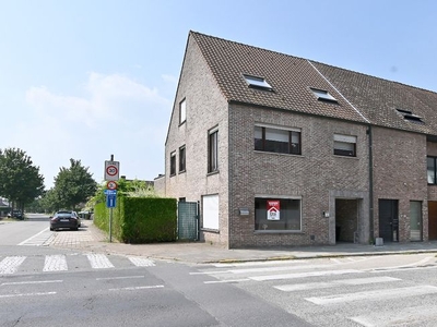 Handelspand met ruime privé woonst met tuin, terras, garage