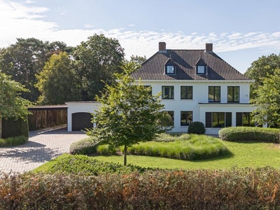 Karaktervolle villa met zwembad op een perceel van 2.585m²