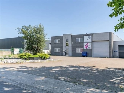 Magazijn (767m²) met bureel (101m²)