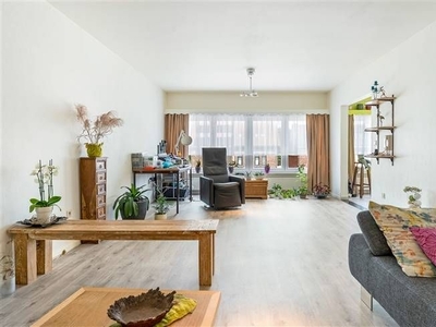 OP TE FRISSEN APPARTEMENT (110M²) MET 2 SLAAPKAMERS EN BIJHO