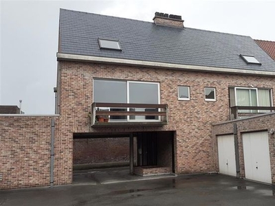 Ruim duplex appartement met 2 slaapkamers en garage