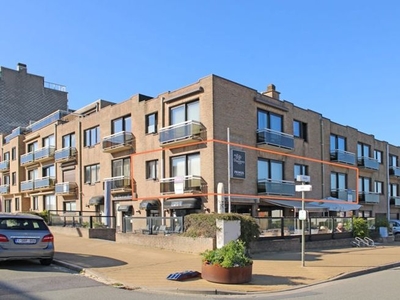 Ruim hoekappartement op een boogscheut van het strand!