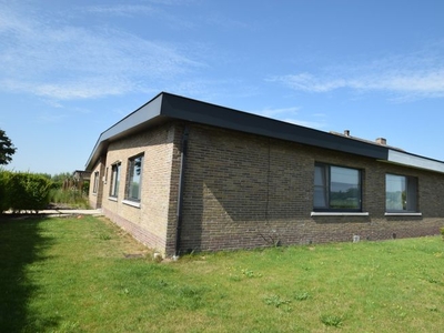 Ruime bungalow met 3 slaapkamers en tuin te huur