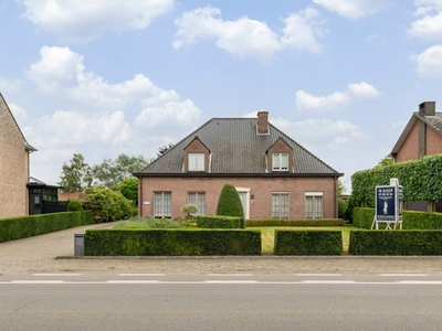 Ruime villa (ca. 350m²) met 5 slk en grote kantoorruimte.