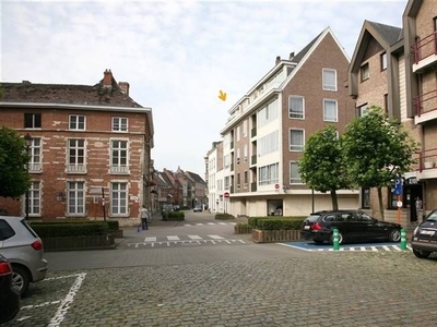 Standingvol appartement met 2 slpk, balkon en garage in hart