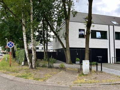 Stijlvolle recente halfopen woning met zonovergoten tuin ...