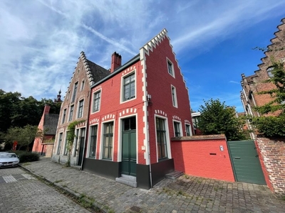 Unieke woning met charmante tuin in het Begijnhof