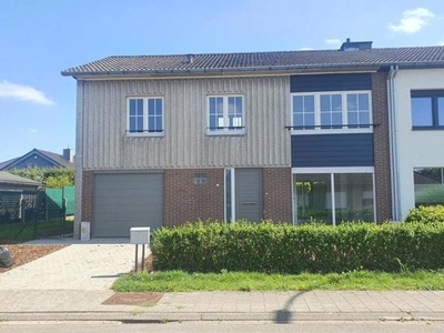 Woning halfopen bebouwing met garage, terras en tuin