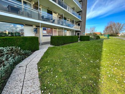 Bemeubelde studio met zonnig terras