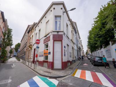 Commerciële begane grond met etalage aan de straat