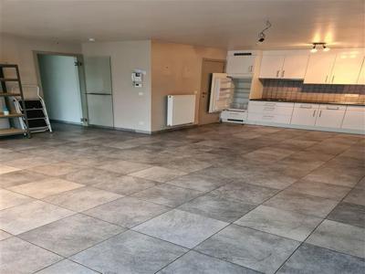 Gelijkvloersappartement met tuintje en garage gelegen in het