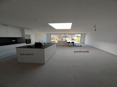 ONDER OPTIE Gerenoveerde woning in een gezellige buurt