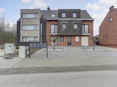 Glvl appartement met tuintje, garage en extra staanplaats.