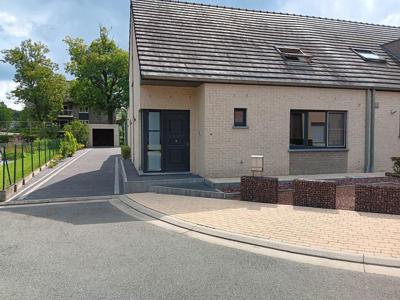 Halfopen bebouwing te huur met 1 slaapkamer, tuin en garage