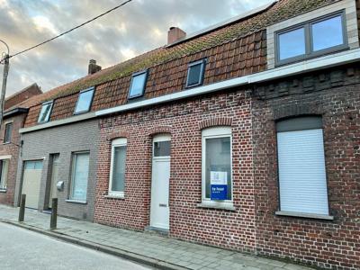 Hedendaagse woning met 3 slks en verharde tuin.